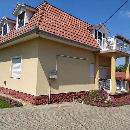 Aniko Apartmanhaz Balatonföldvár エクステリア 写真